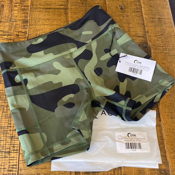 ZYIA Pants - NWT Zyia Active Green Camo Light N Tight Pocket Hustle Shorts 4” Size M